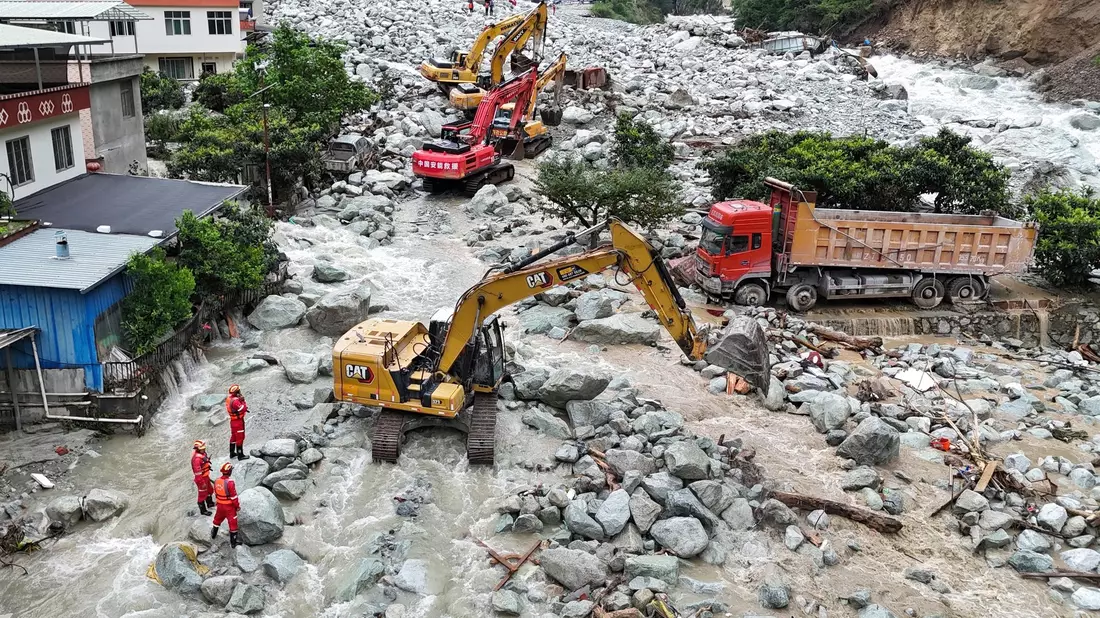 Rettungskräfte suchen nach Sturzfluten und Schlammlawinen  im Dorf Ridi in der Stadt Kangding nach Überlebenden (Foto aktuell). - Bild: Liu Kun/Xinhua/AP/dpa
