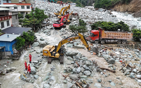 Rettungskräfte suchen nach Sturzfluten und Schlammlawinen  im Dorf Ridi in der Stadt Kangding nach Überlebenden (Foto aktuell). - Foto: Liu Kun/Xinhua/AP/dpa