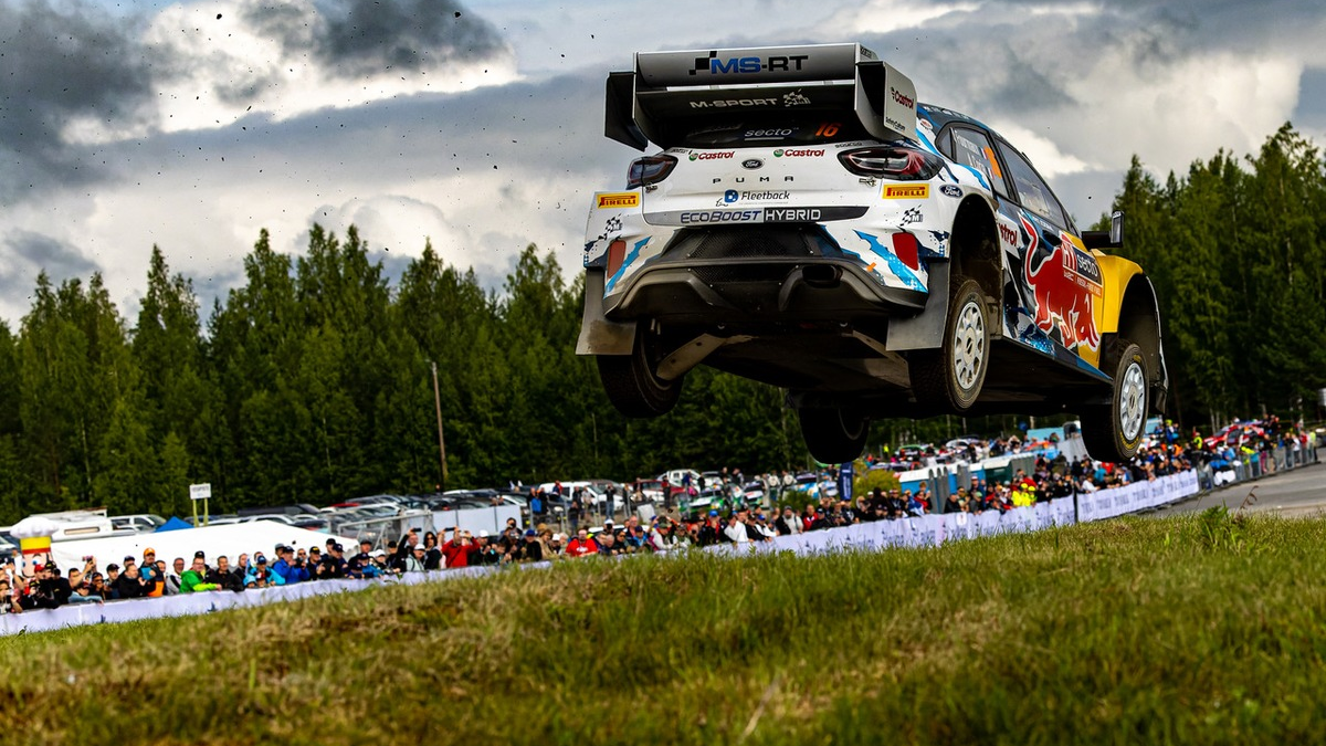 Rang drei in Finnland mit dem Puma Hybrid Rally1: M-Sport Ford freut sich über den vierten Podesterfolg des Jahres - Foto: presseportal.de