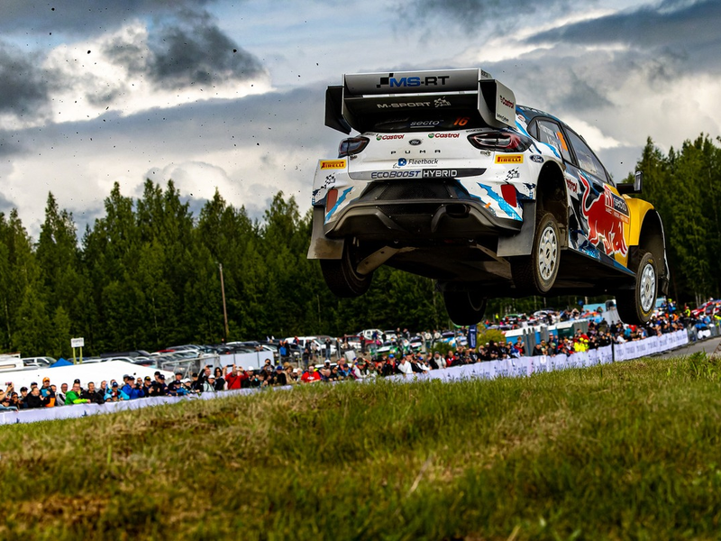 Rang drei in Finnland mit dem Puma Hybrid Rally1: M-Sport Ford freut sich über den vierten Podesterfolg des Jahres - Foto: presseportal.de