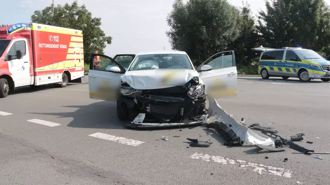 POL-HF: Verkehrsunfall im Einmündungsbereich - Drei Personen verletzt - Bild: presseportal.de
