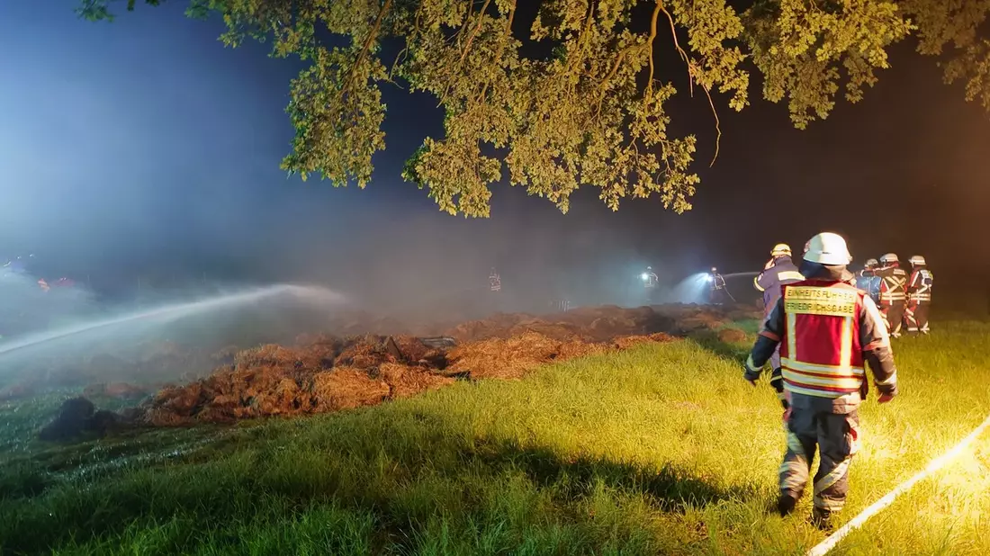 FW Norderstedt: Heuballenbrand im Kampmoorweg - Bild: presseportal.de