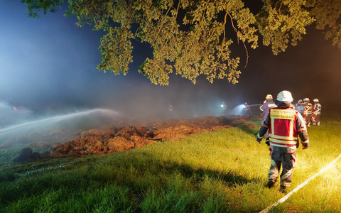 FW Norderstedt: Heuballenbrand im Kampmoorweg - Foto: presseportal.de