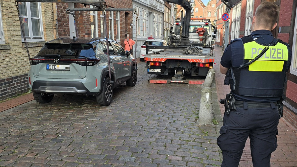 POL-STD: Parksituation rund um den Stader Fischmarkt - rücksichtslose Autofahrer blockieren immer wieder die Straßen - Foto: presseportal.de