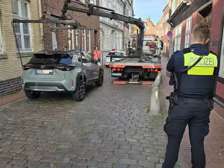 POL-STD: Parksituation rund um den Stader Fischmarkt - rücksichtslose Autofahrer blockieren immer wieder die Straßen - Foto: presseportal.de