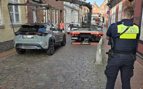 POL-STD: Parksituation rund um den Stader Fischmarkt - rücksichtslose Autofahrer blockieren immer wieder die Straßen - Foto: presseportal.de