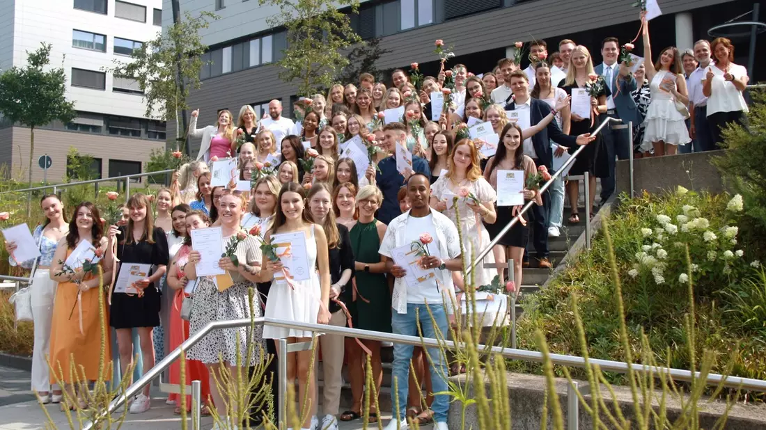 Erfolgreicher Abschluss: Rund 80 Azubis am RHÖN-KLINIKUM Campus Bad Neustadt erhalten ihr Examen - Bild: presseportal.de