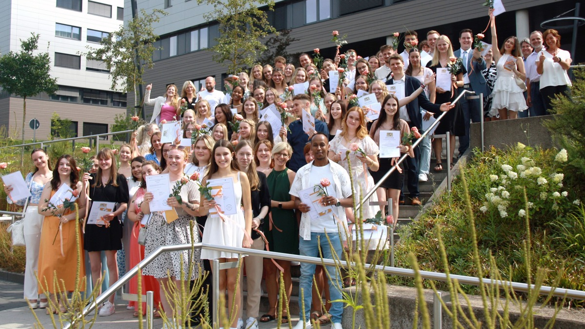 Erfolgreicher Abschluss: Rund 80 Azubis am RHÖN-KLINIKUM Campus Bad Neustadt erhalten ihr Examen - Foto: presseportal.de