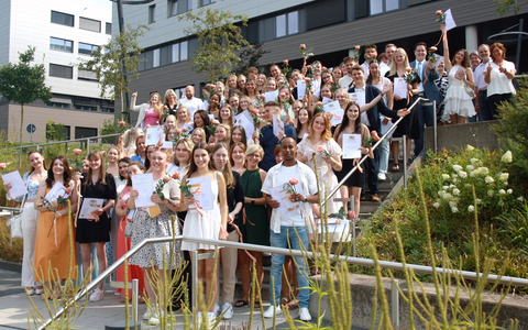 Erfolgreicher Abschluss: Rund 80 Azubis am RHÖN-KLINIKUM Campus Bad Neustadt erhalten ihr Examen - Foto: presseportal.de