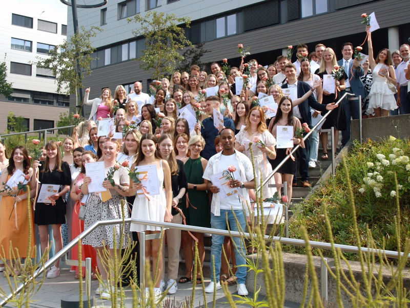 Erfolgreicher Abschluss: Rund 80 Azubis am RHÖN-KLINIKUM Campus Bad Neustadt erhalten ihr Examen - Foto: presseportal.de
