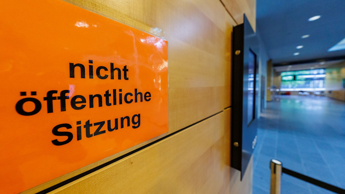 Nach einem tödlichen Kopfschuss auf einen Mitschüler an einer Schule in Unterfranken ist ein 15-Jähriger wegen Mordes zu einer Jugendstrafe von acht Jahren und sechs Monaten Haft verurteilt worden. (Archivfoto) - Foto: Daniel Karmann/dpa