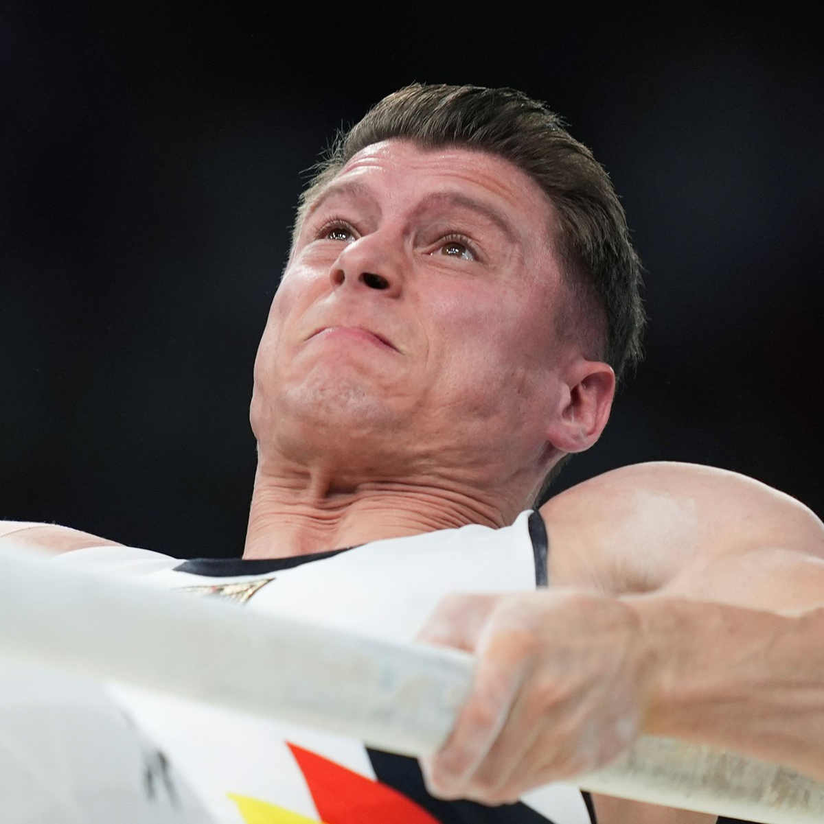 Lukas Dauser bereitet konzentriert den Barren für seine Übung vor. - Foto: Marcus Brandt/dpa