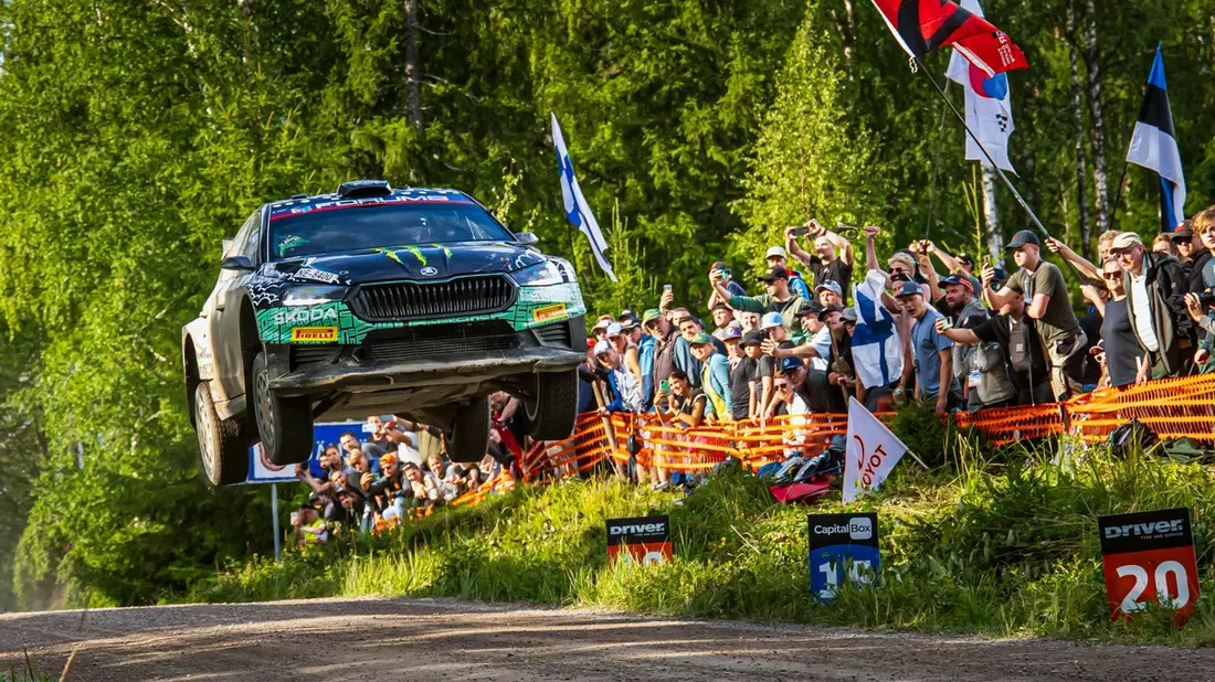 Rallye Finnland: Škoda Fahrer Oliver Solberg baut mit drittem Saisonsieg seine WRC2-Tabellenführung aus - Bild: presseportal.de