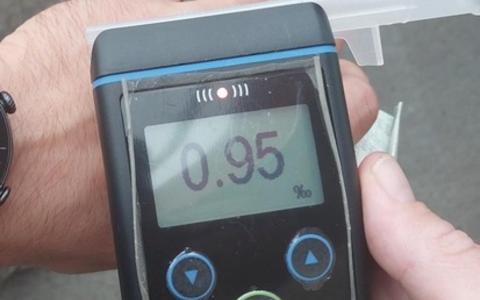 BPOL-FL: Handewitt - Alkoholisierter Autofahrer versucht zu Tanken; Cannabis dabei - Foto: presseportal.de