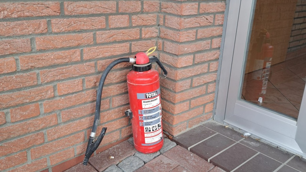 FW-OLL: Unrechtmäßige Ablagerung von Feuerlöschern vor dem Feuerwehrhaus Harpstedt - Foto: presseportal.de