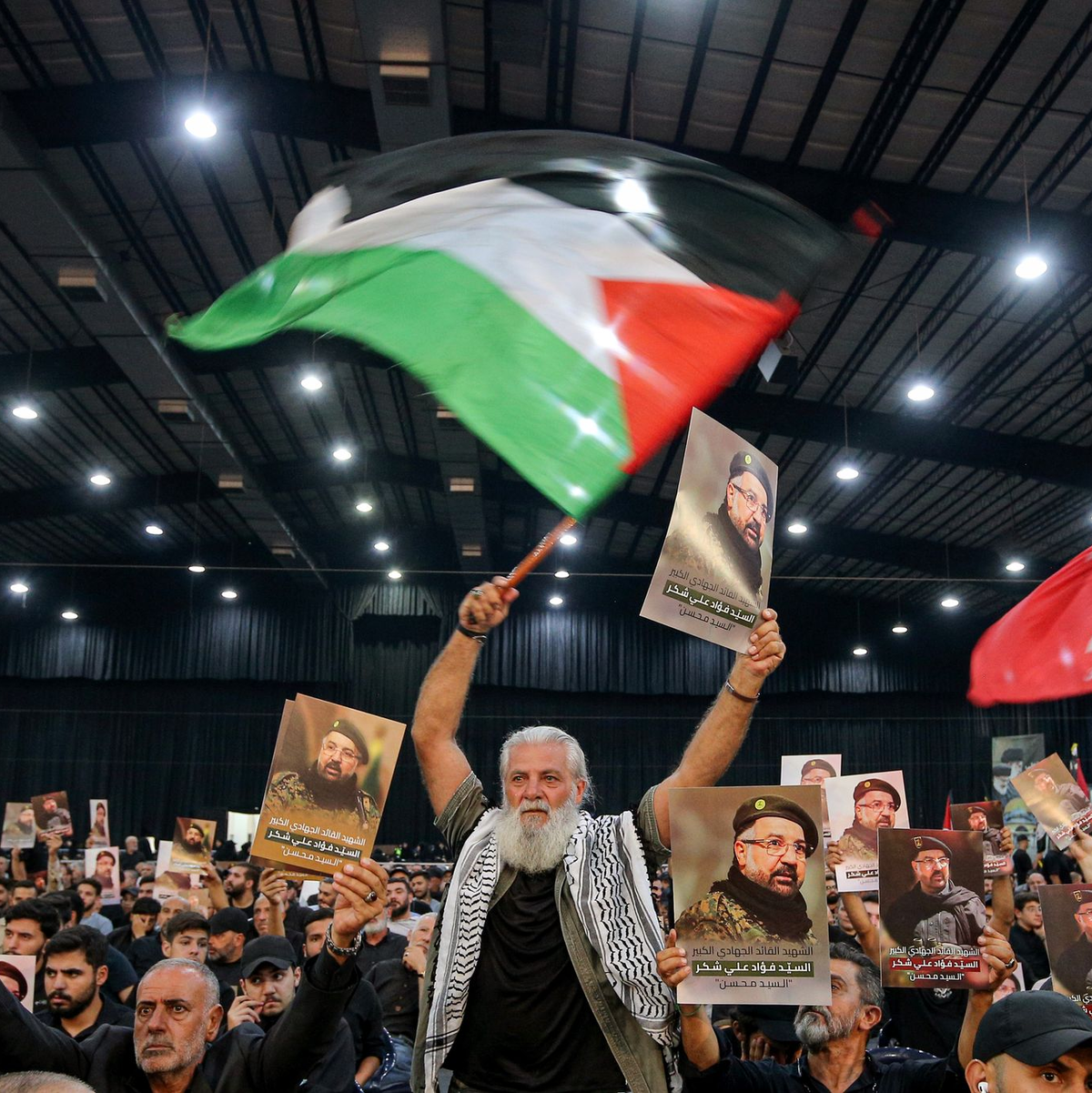 Ein Anhänger mit einem Poster des getöteten Hisbollah-Generalsekretärs Nasrallah. - Foto: Marwan Naamani/dpa