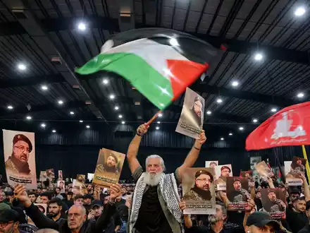 Ein Plakat des Hamas-Sprechers Abu Obeida. (Archivbild) - Foto: Marwan Naamani/dpa
