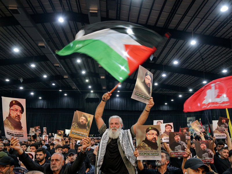 Ein Plakat des Hamas-Sprechers Abu Obeida. (Archivbild) - Foto: Marwan Naamani/dpa