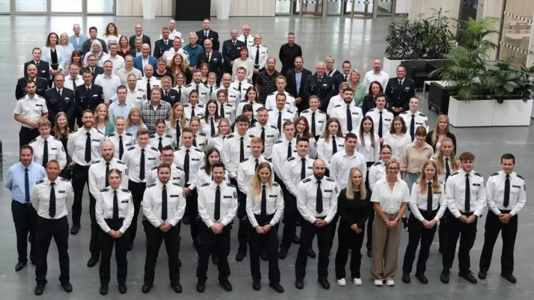 POL-OF: Knapp 100 Neuzugänge im Polizeipräsidium Südosthessen begrüßt - Bild: presseportal.de