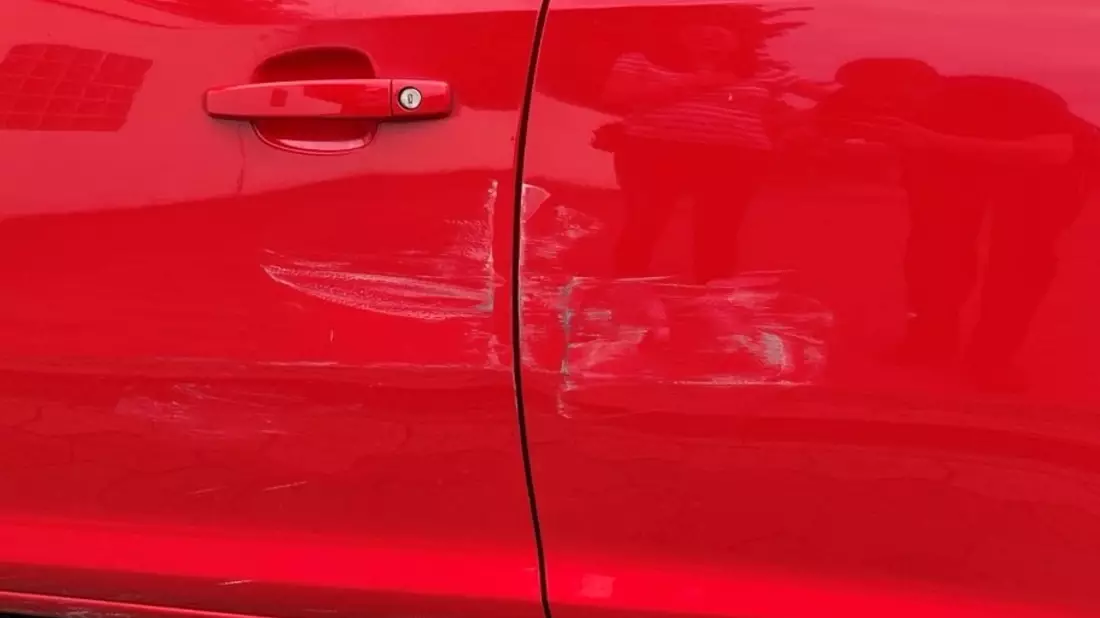 POL-PDKL: Wer hat den roten Opel Corsa beschädigt? - Bild: presseportal.de