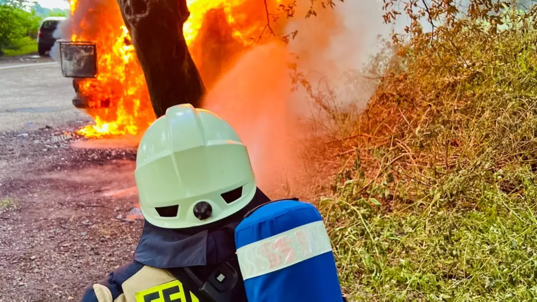 FW Rheurdt: Feuerwehr löscht historischen Geländewagen - Bild: presseportal.de