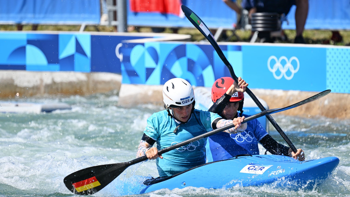 Gemeinsame Freude: Elena Lilik sprang zu Noah Hegge ins Wasser - Foto: Sebastian Kahnert/dpa