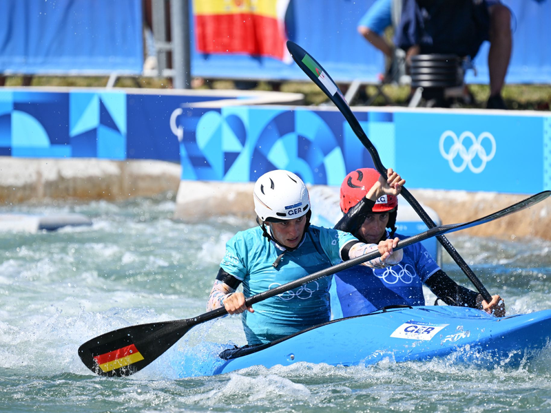 Gemeinsame Freude: Elena Lilik sprang zu Noah Hegge ins Wasser - Foto: Sebastian Kahnert/dpa