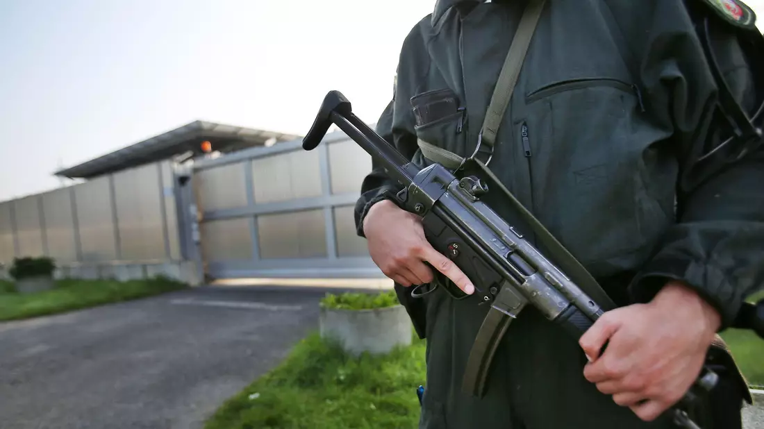 Polizisten sichern das Gebäude des Oberlandesgerichtes in Düsseldorf. (Archiv- und Symbolbild) - Bild: Oliver Berg/dpa