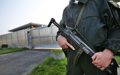 Polizisten sichern das Gebäude des Oberlandesgerichtes in Düsseldorf. (Archiv- und Symbolbild) - Foto: Oliver Berg/dpa