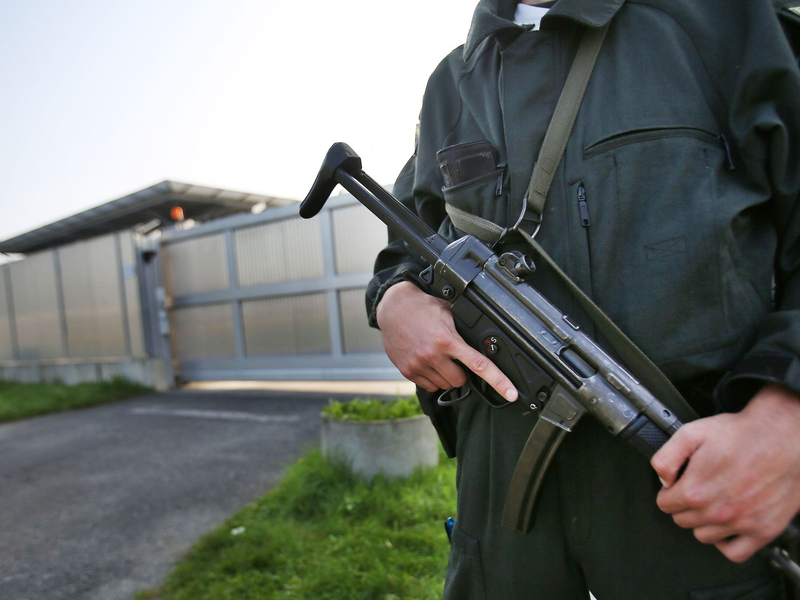 Polizisten sichern das Gebäude des Oberlandesgerichtes in Düsseldorf. (Archiv- und Symbolbild) - Foto: Oliver Berg/dpa