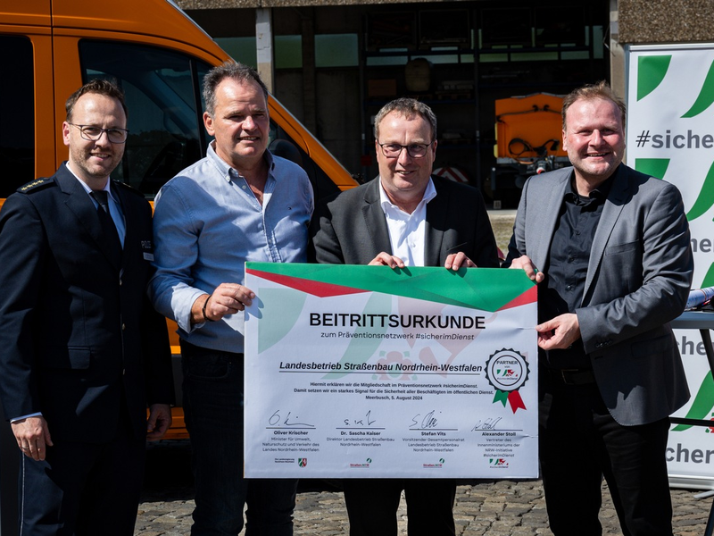 Straßen.NRW tritt dem Präventionsnetzwerk #sicherimDienst bei - NRW-Verkehrsminister Oliver Krischer zeigt Unterstützung für mehr Sicherheit - Foto: presseportal.de