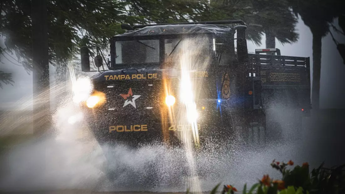 Die Polizei von Tampa im US-Bundesstaat Florida sichert wegen Sturm «Debby» die Fahrbahnen. - Bild: Dave Decker/ZUMA Press Wire/dpa