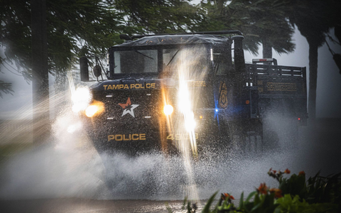 Die Polizei von Tampa im US-Bundesstaat Florida sichert wegen Sturm «Debby» die Fahrbahnen. - Foto: Dave Decker/ZUMA Press Wire/dpa