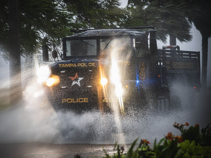Die Polizei von Tampa im US-Bundesstaat Florida sichert wegen Sturm «Debby» die Fahrbahnen. - Foto: Dave Decker/ZUMA Press Wire/dpa