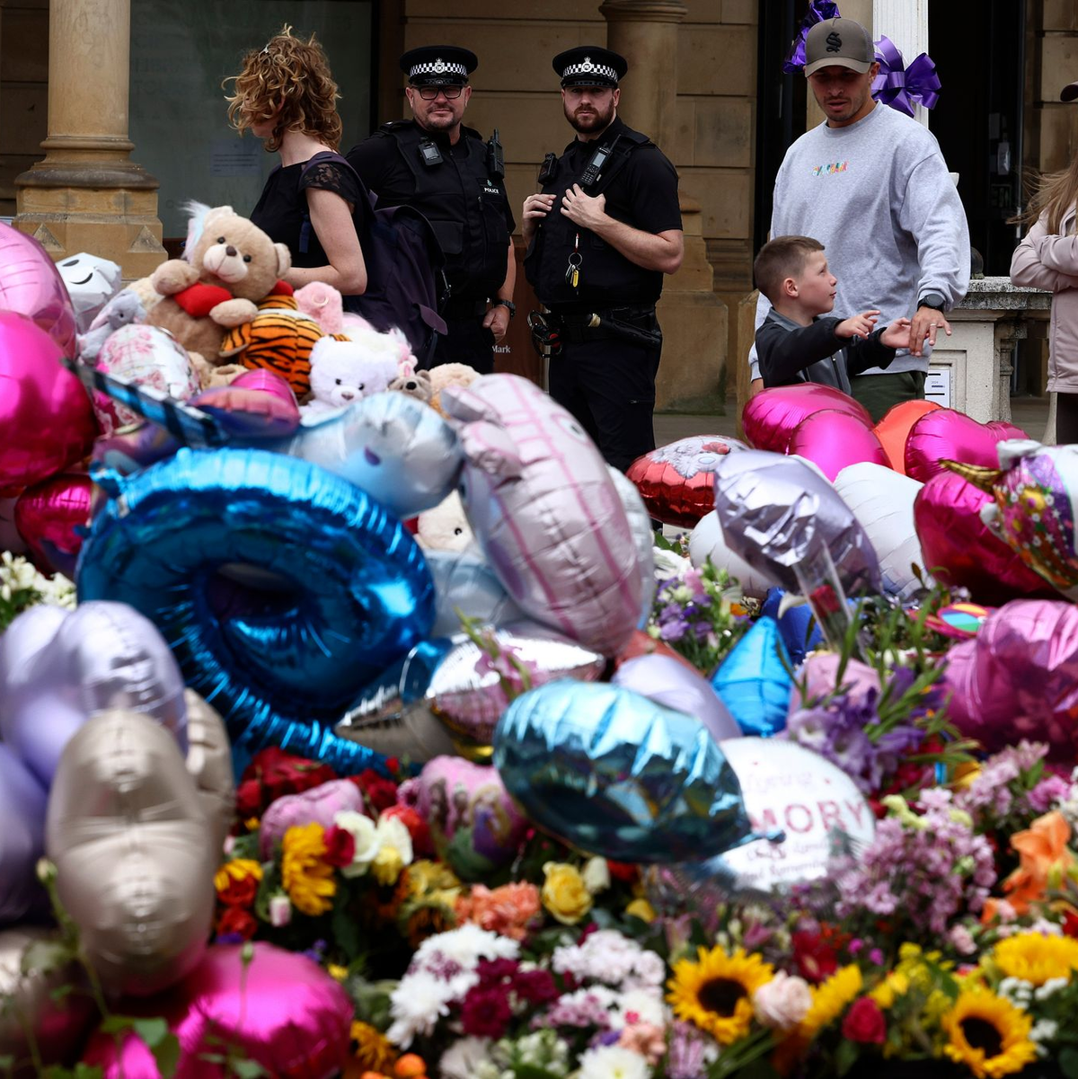 In Southport ist die Trauer über den Tod von drei Mädchen groß. - Foto: Darren Staples/AP/dpa