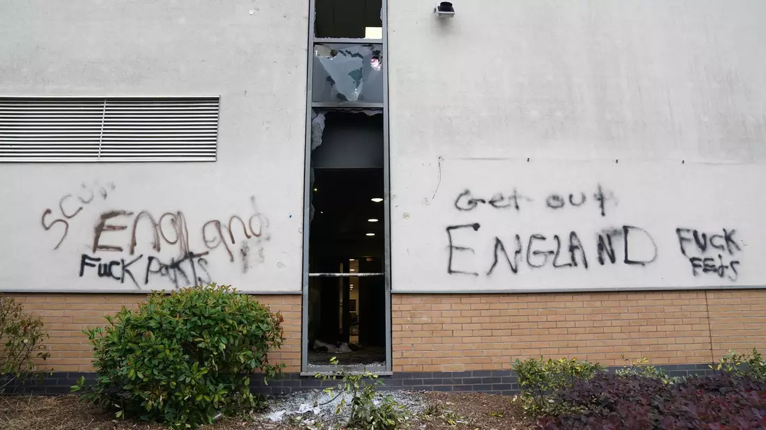Zwei Hotels, in denen Asylbewerber untergebracht sind, wurden attackiert. - Bild: Jacob King/PA Wire/dpa
