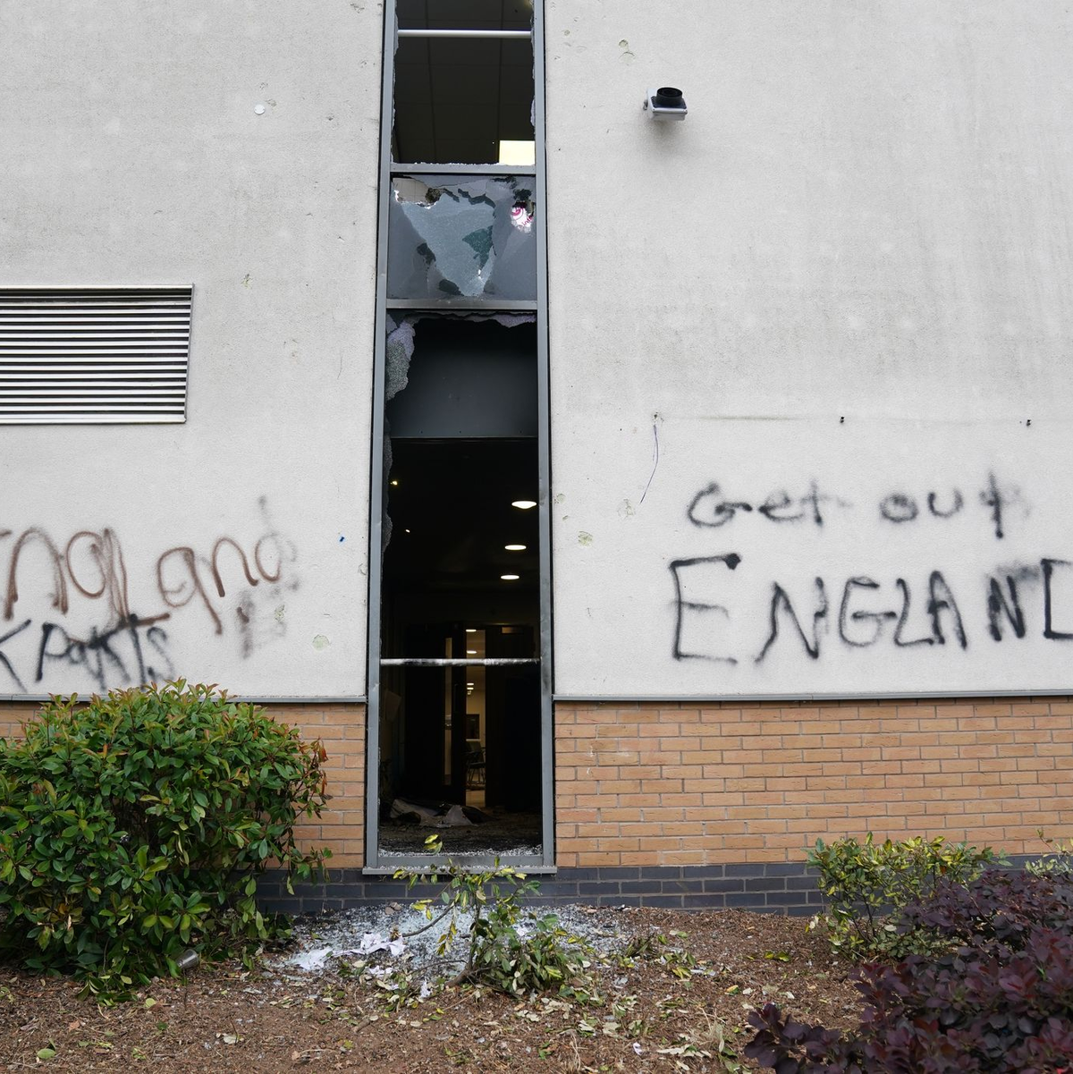 Zwei Hotels, in denen Asylbewerber untergebracht sind, wurden attackiert. - Foto: Jacob King/PA Wire/dpa
