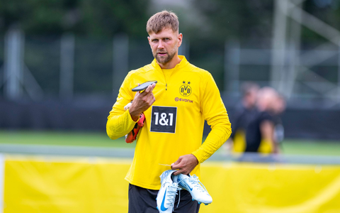 Gute Stimmung bei Ricken und Mislintat. - Foto: David Inderlied/dpa