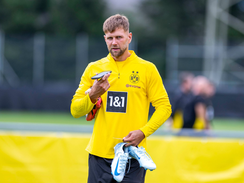 Gute Stimmung bei Ricken und Mislintat. - Foto: David Inderlied/dpa