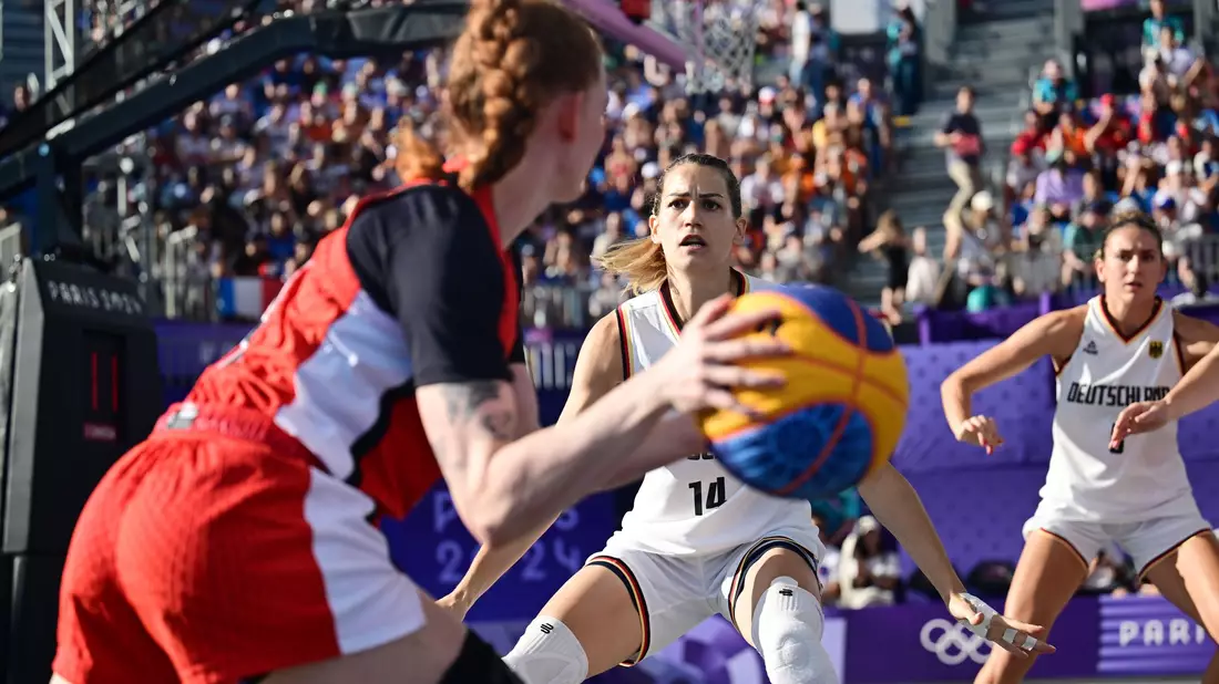 Die Olympiasiegerinnen im 3x3-Basketball. - Bild: Sina Schuldt/dpa