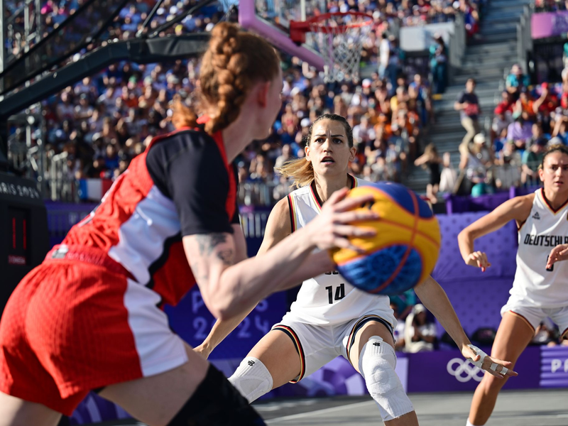 Nowitzki klatscht Svenja Brunckhorst ab. - Foto: Sina Schuldt/dpa