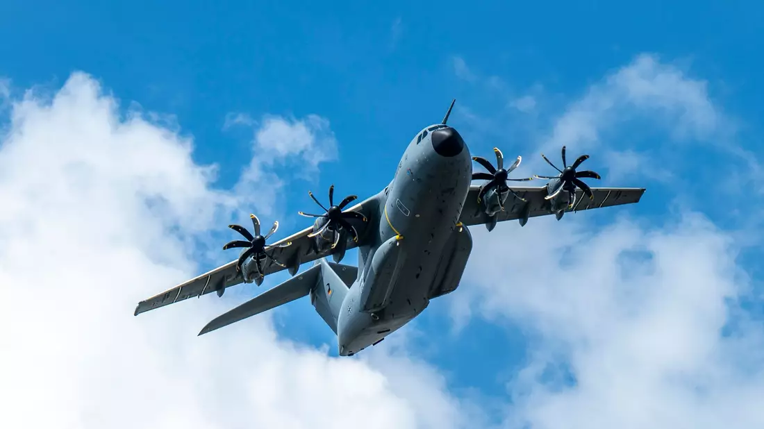 A400 M könnten bei Evakuierungen aus dem Libanon zum Einsatz kommen. (Archivbild) - Bild: David Inderlied/dpa