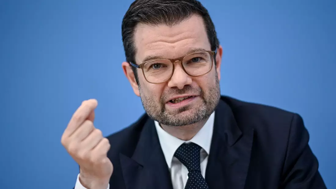 Bundesjustizminister Marco Buschmann (FDP) hätte einen Entwurf für die geplante Reform des Strafgesetzbuchs gerne schon früher vorgelegt. Doch in der Ampel-Koalition gibt es dazu noch Abstimmungsbedarf. (Archivbild) - Bild: Britta Pedersen/dpa