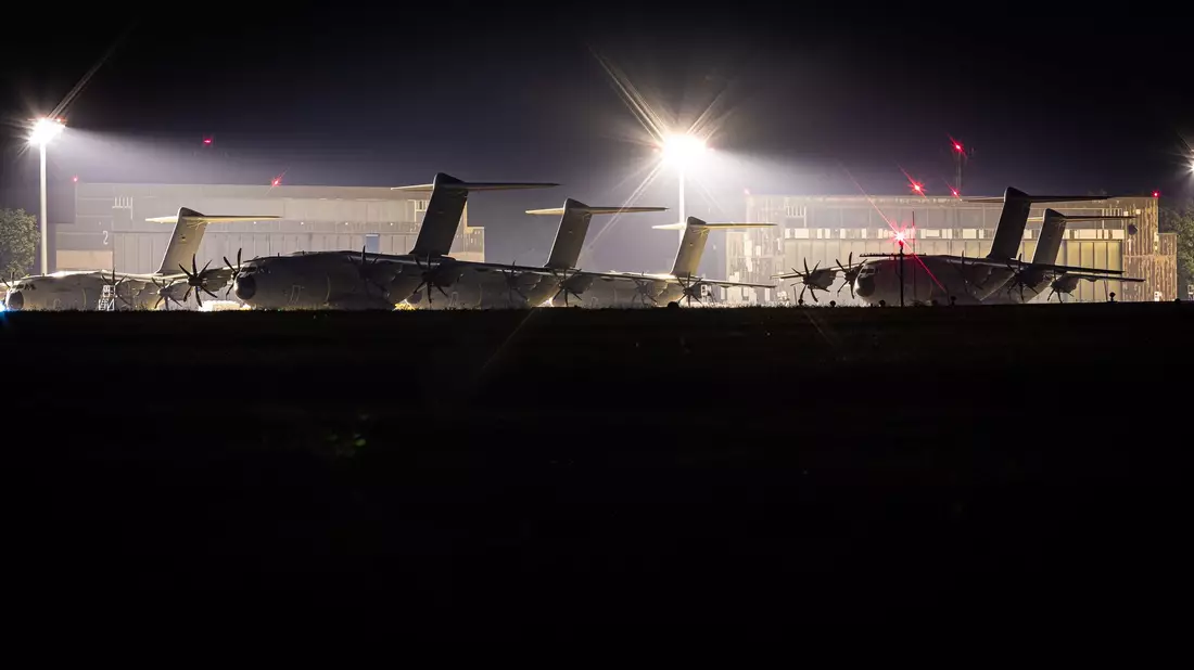 Deutsche werden von der Bundeswehr aus Israel ausgeflogen. - Bild: Moritz Frankenberg/dpa
