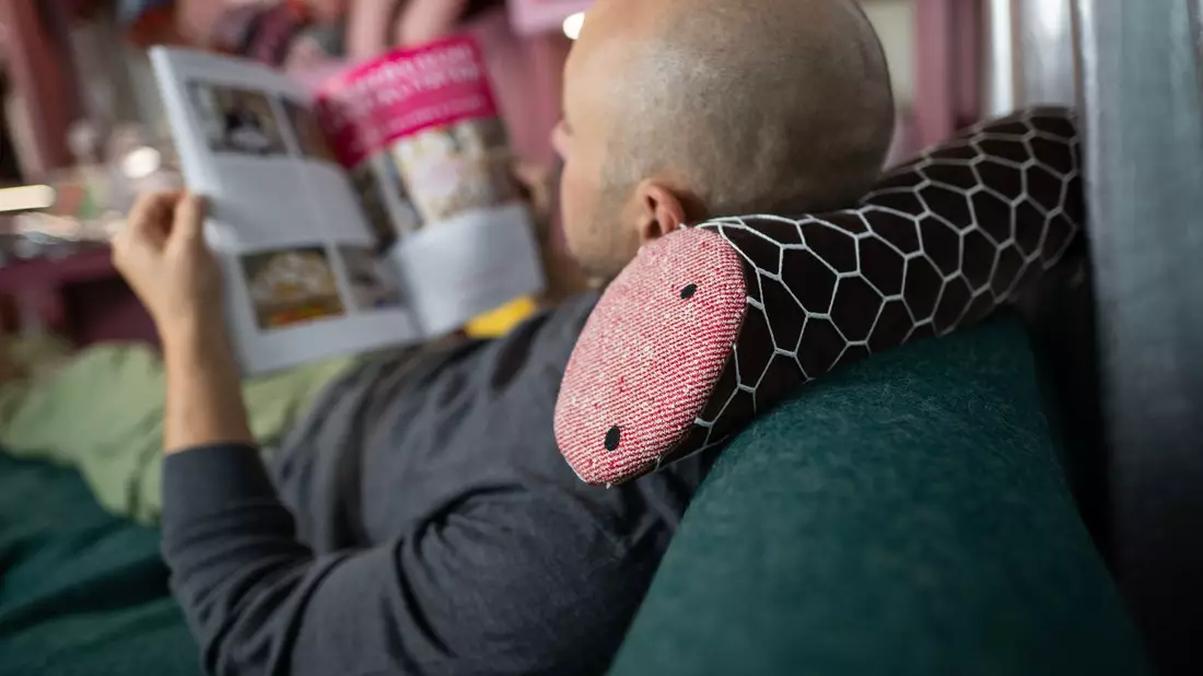 Ei, ei, ei: Ein Hingucker ist dieses flauschige Spiegelei aus Baumwolle, Schaumstoff und Polyesterfasern.  - Bild: Sebastian Christoph Gollnow/dpa