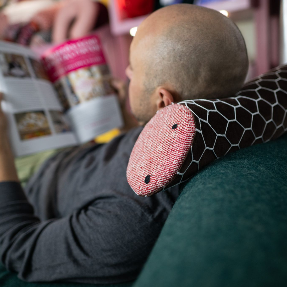 Ei, ei, ei: Ein Hingucker ist dieses flauschige Spiegelei aus Baumwolle, Schaumstoff und Polyesterfasern.  - Foto: Sebastian Christoph Gollnow/dpa