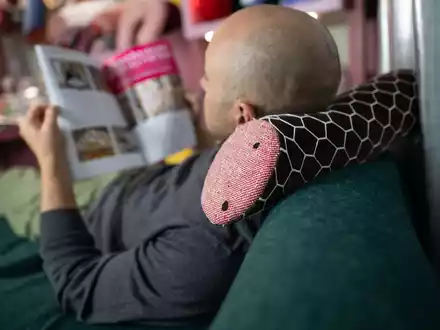 Ei, ei, ei: Ein Hingucker ist dieses flauschige Spiegelei aus Baumwolle, Schaumstoff und Polyesterfasern.  - Foto: Sebastian Christoph Gollnow/dpa