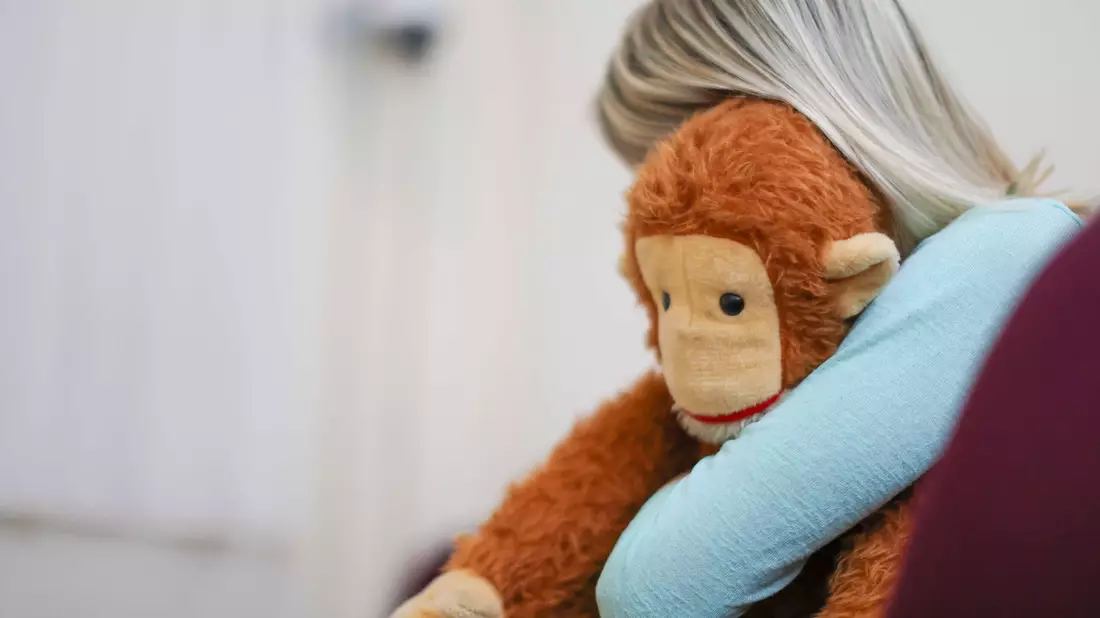 Auch Erwachsenen geben Kuscheltiere ein gutes Gefühl (Symbolbild). - Bild: Jan Woitas/dpa