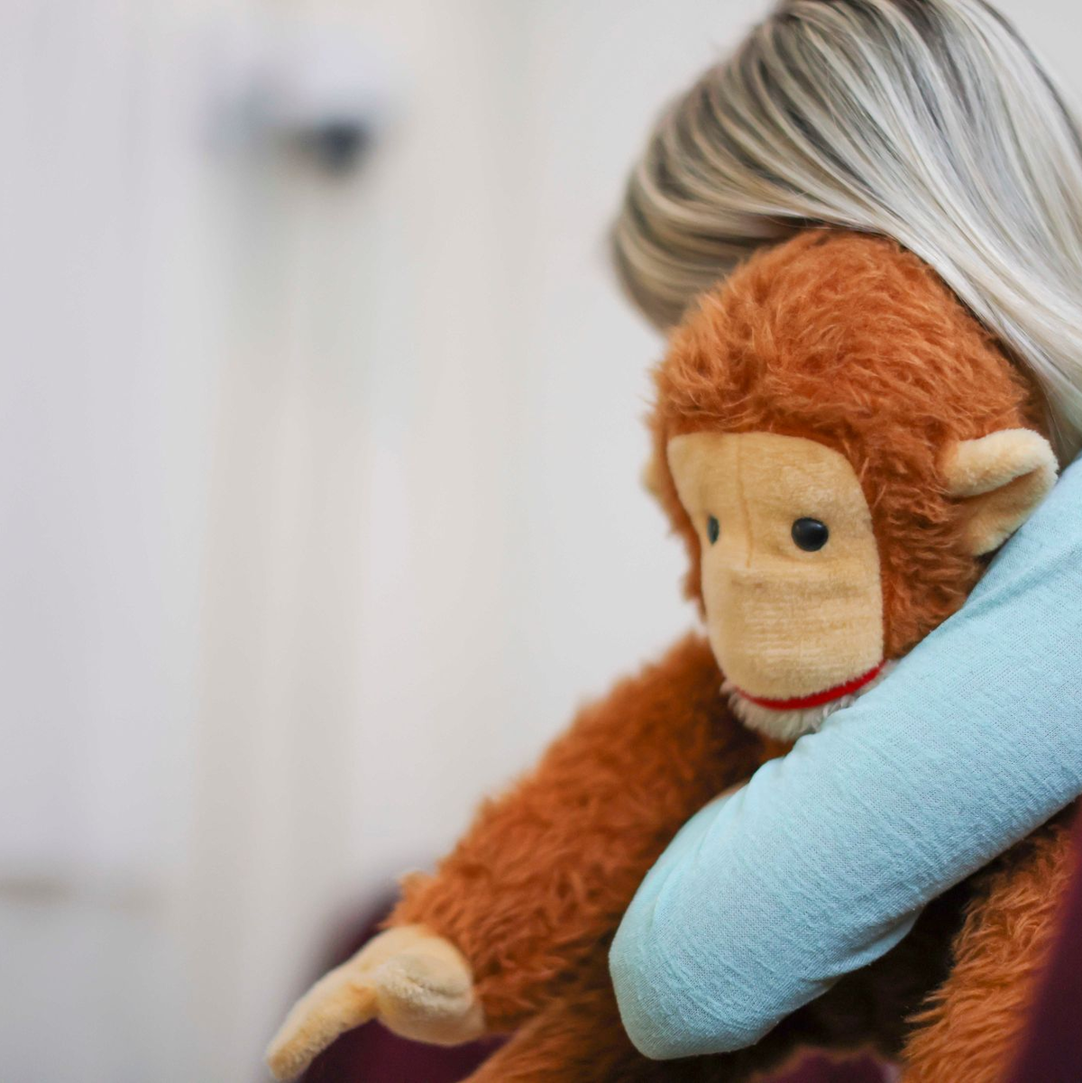 Auch Erwachsenen geben Kuscheltiere ein gutes Gefühl (Symbolbild). - Foto: Jan Woitas/dpa