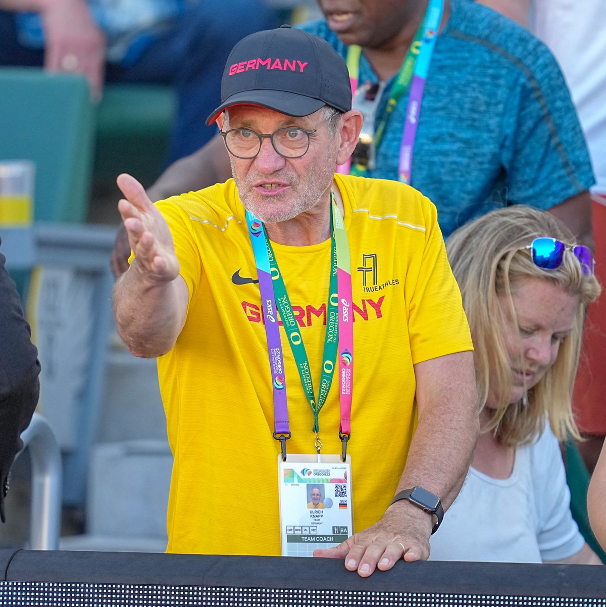 Mihambos Trainer Ulli Knapp erwartet, dass man für eine Medalle 7 Meter springen muss. - Foto: Michael Kappeler/dpa
